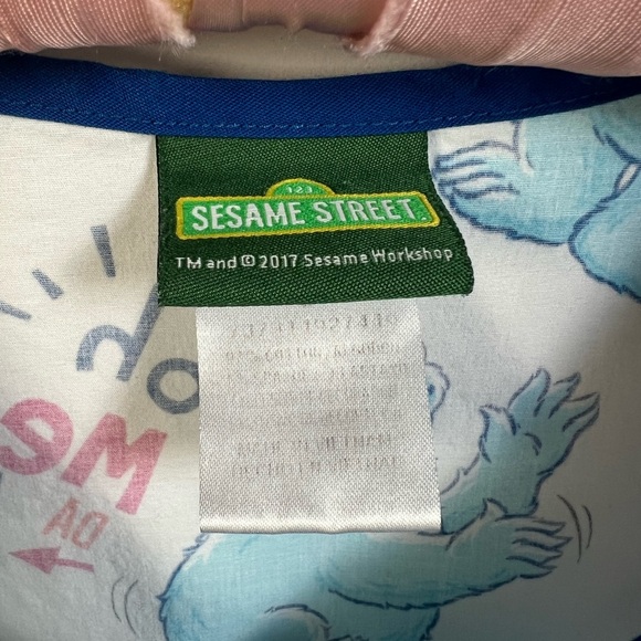 Sesame Street Cookie Monster Scrub Top Healthcare Nursing Size Small - Picture 4 of 7